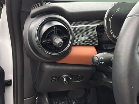 Used 2024 MINI Cooper SE w/ Signature Upholstery Package image 21