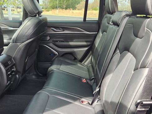 Used 2022 Jeep Grand Cherokee Overland AWD/4WD image 10