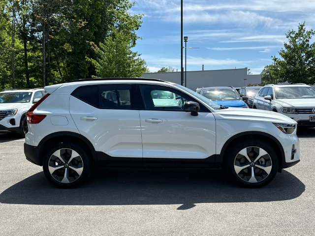 Used 2025 Volvo XC40 B5 Plus AWD/4WD image 3