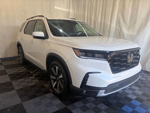 Used 2025 Honda Pilot Touring image 3