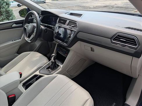Used 2022 Volkswagen Tiguan SE w/ Panoramic Sunroof Package FWD image 12