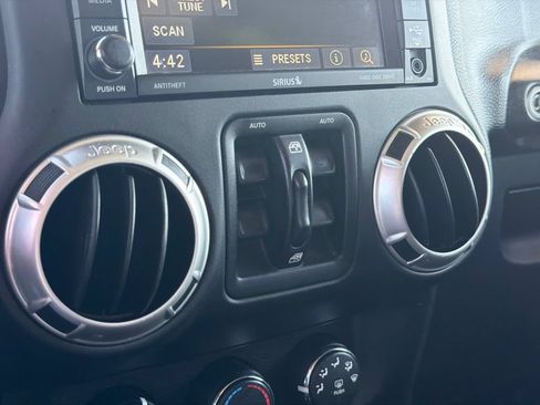 Used 2016 Jeep Wrangler Unlimited Rubicon w/ Connectivity Group AWD/4WD image 28