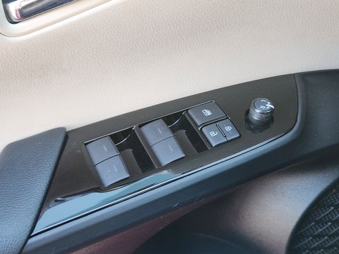 Used 2019 Toyota Prius image 33