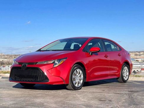Used 2020 Toyota Corolla LE FWD image 3