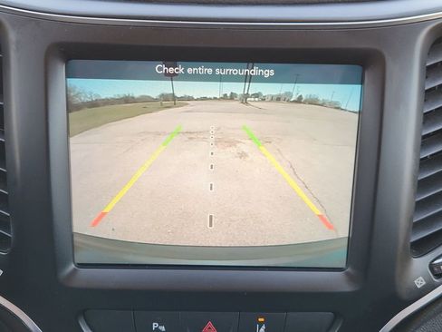 Used 2021 Jeep Cherokee Latitude Lux w/ Comfort/Convenience Group image 18