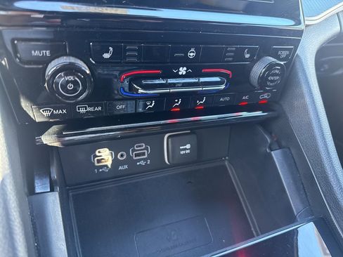 Certified 2024 Jeep Grand Cherokee Laredo w/ Luxury Tech Group I image 21