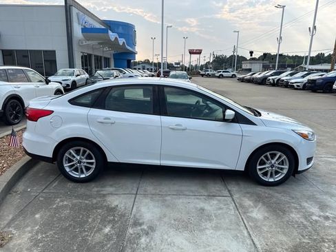 Used 2018 Ford Focus SE FWD image 12
