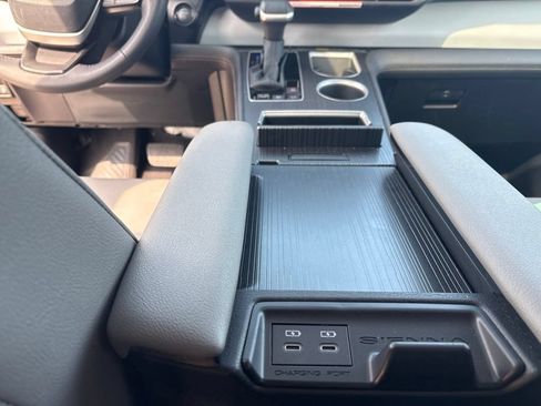 Used 2026 Toyota Sienna XLE FWD image 22