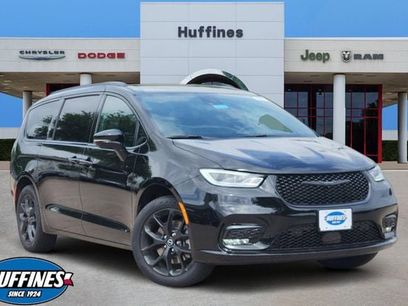 New 2026 Chrysler Pacifica Select