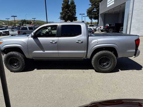 Used 2019 Toyota Tacoma SR AWD/4WD image 2