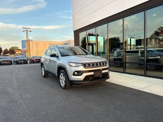 Used 2024 Jeep Compass Latitude AWD/4WD image 1