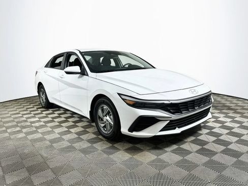 Used 2025 Hyundai Elantra SE FWD image 1