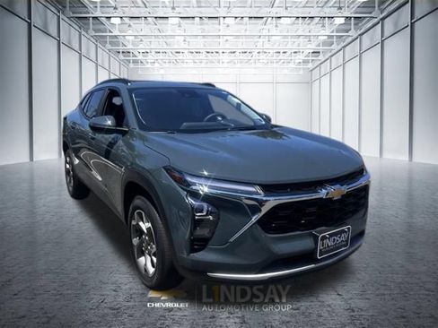 Used 2025 Chevrolet Trax LT FWD image 3