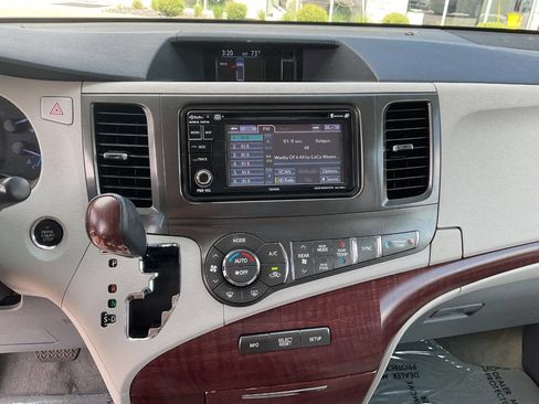 Used 2012 Toyota Sienna XLE FWD image 22