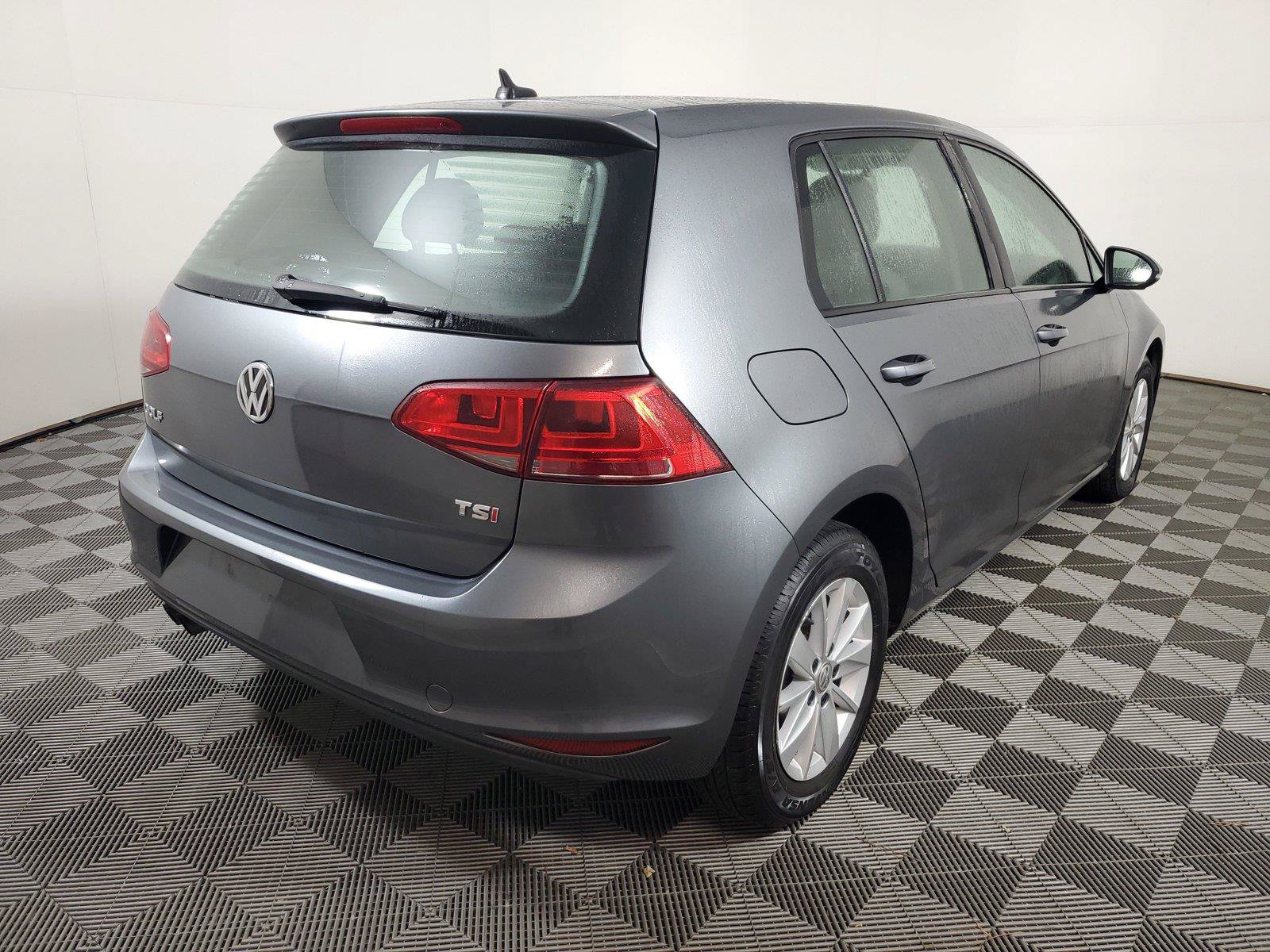 Used 2017 Volkswagen Golf 4-Door FWD image 4