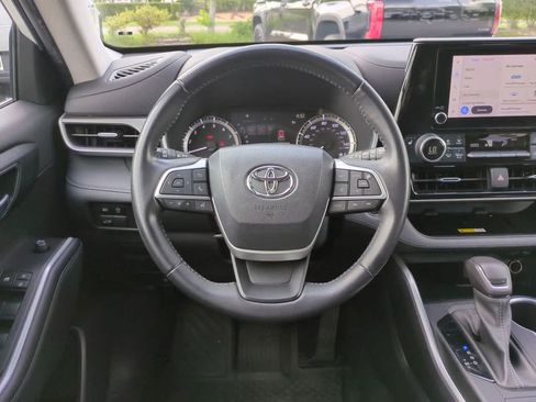 Used 2023 Toyota Highlander XLE FWD image 16