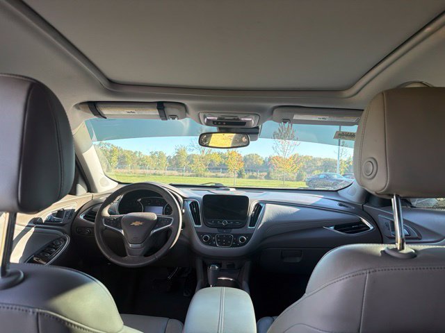 Used 2018 Chevrolet Malibu Premier w/ Premier Sun and Wheel Package FWD image 17
