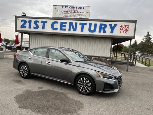 Used 2024 Nissan Altima 2.5 SV image 1