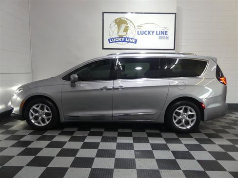 Used 2017 Chrysler Pacifica Touring-L Plus image 7