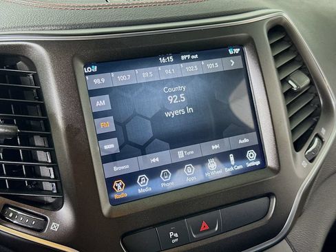 Used 2019 Jeep Cherokee Trailhawk AWD/4WD image 28