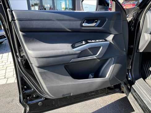 Used 2025 Nissan Pathfinder SL image 19