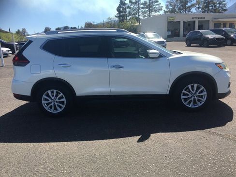 Used 2018 Nissan Rogue SV w/ Premium Package image 2