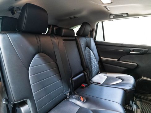 Used 2023 Toyota Highlander XLE AWD/4WD image 33