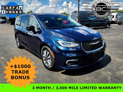 Used 2024 Chrysler Pacifica Select