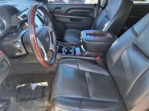 Used 2013 Cadillac Escalade Premium image 17