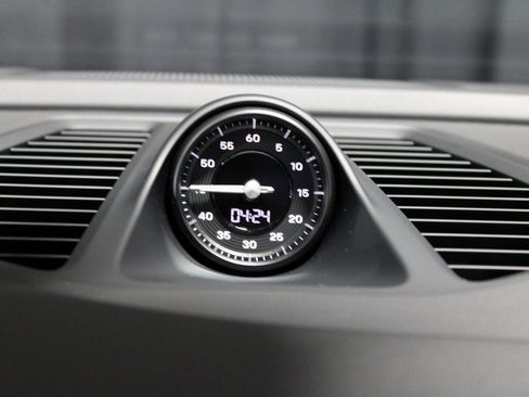 Certified 2025 Porsche Macan Electric image 31