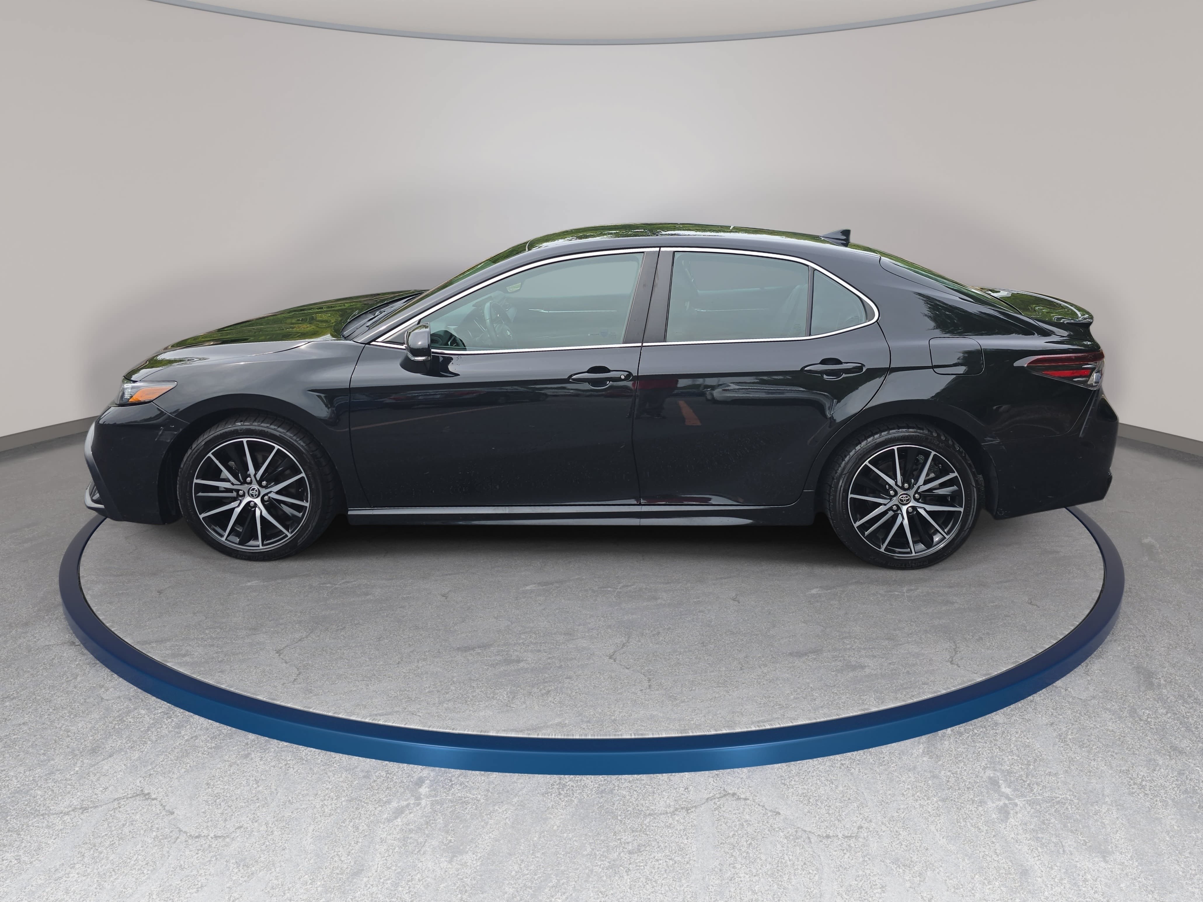 Used 2023 Toyota Camry SE FWD image 8