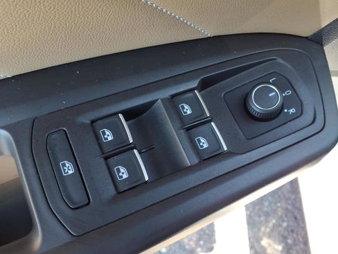 Certified 2023 Volkswagen Atlas Cross Sport SE w/ Panoramic Sunroof Package AWD/4WD image 18