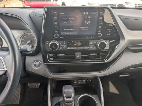 Used 2022 Toyota Highlander XLE image 23