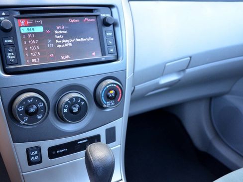 Used 2013 Toyota Corolla LE FWD image 19