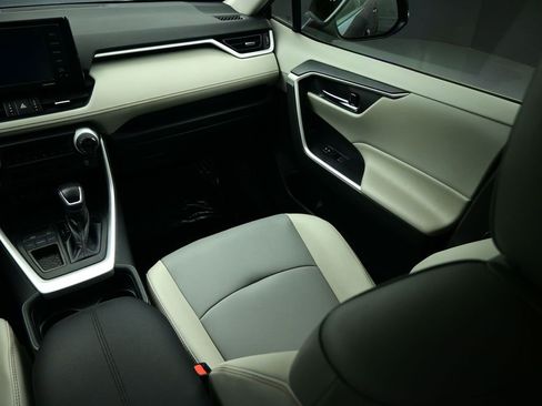 Used 2020 Toyota RAV4 XLE Premium image 15