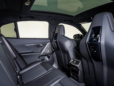 Used 2026 BMW M5 w/ Executive Package image 23