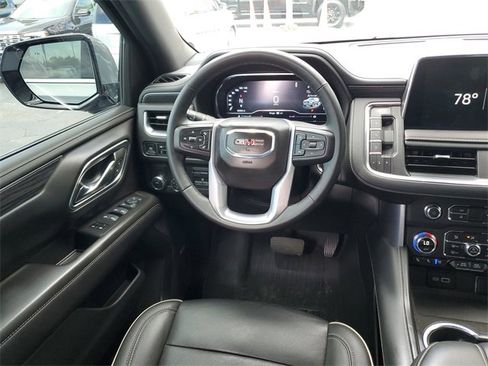 Used 2024 GMC Yukon XL SLT w/ SLT Luxury Package image 12