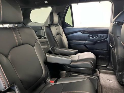 Used 2025 Honda Pilot TrailSport image 13