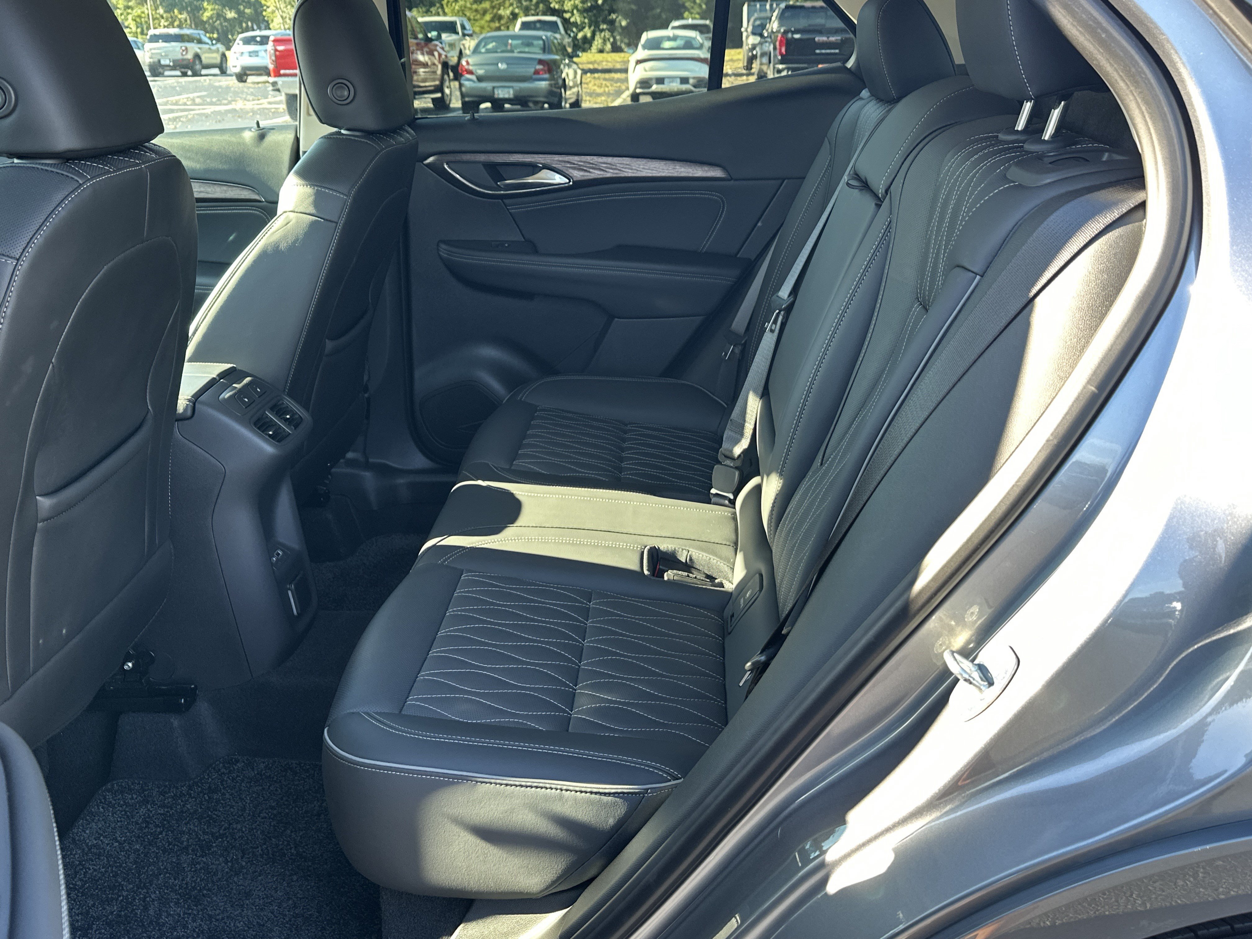 Used 2022 Buick Envision Avenir w/ Technology Package II FWD image 18