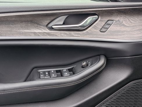 New 2025 Jeep Grand Cherokee Limited image 11