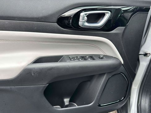 Used 2025 Jeep Compass Limited image 17