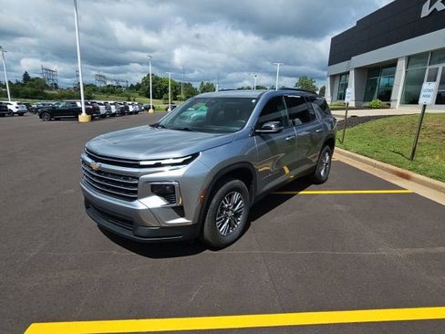 Used 2025 Chevrolet Traverse LT FWD image 4