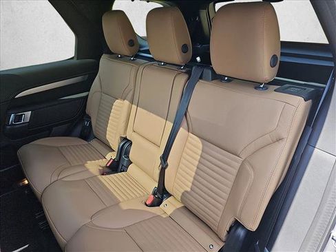 Used 2024 Land Rover Discovery Dynamic SE image 9