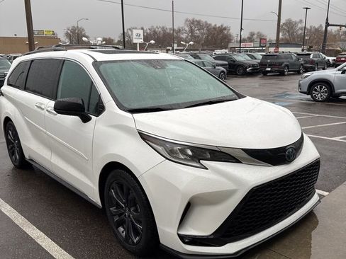 Used 2022 Toyota Sienna XSE w/ XSE Plus Package image 3