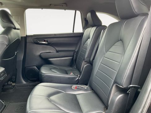 Used 2021 Toyota Highlander XLE AWD/4WD image 24