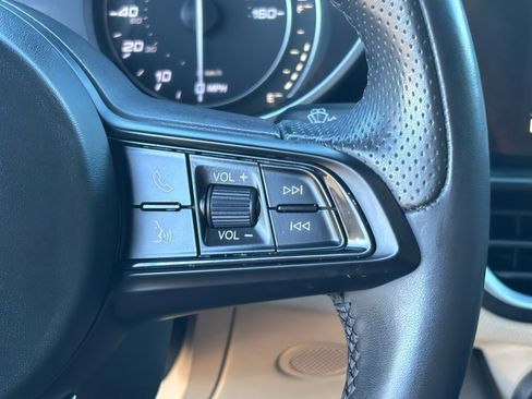 Used 2023 Alfa Romeo Giulia w/ Quick Order Package 22Z Lusso image 15