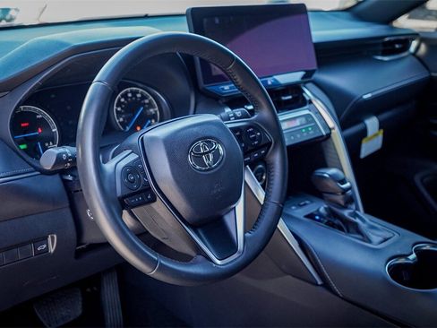 Used 2024 Toyota Venza LE image 8