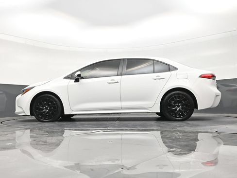 Used 2021 Toyota Corolla LE FWD image 21