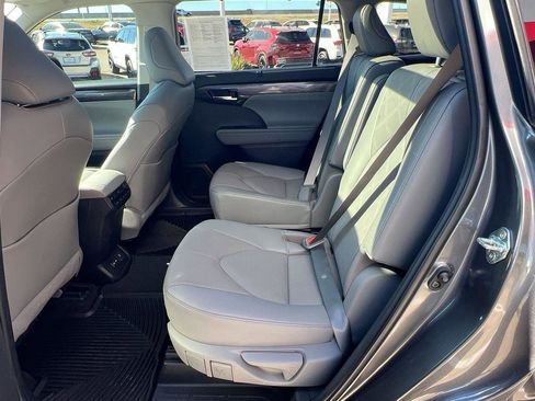 Used 2023 Toyota Highlander Platinum image 13