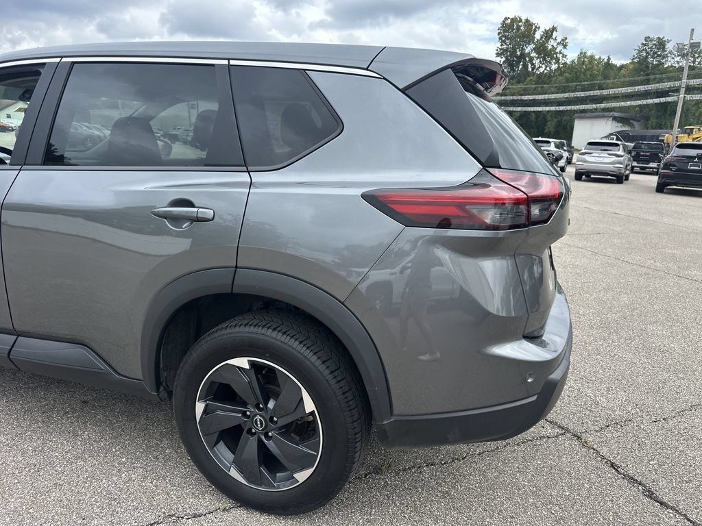 Used 2024 Nissan Rogue SV AWD/4WD image 8